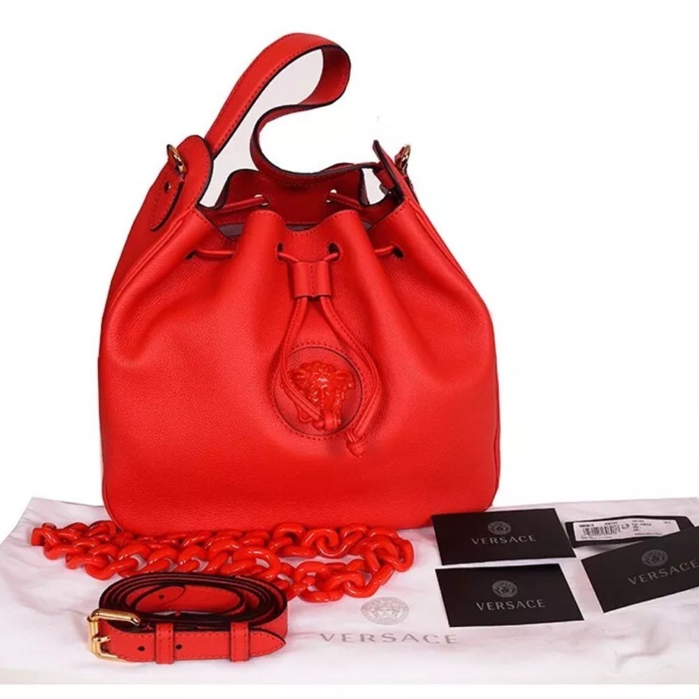VERSACE
Grained Calfskin La Medusa Bucket
Bag Red
Bag - Picture 15 of 17